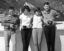 DAVE HOLLAND, JANICE CASS, JENNY LAING AND PETER RICHMOND 1961 08 FRANCE TRIP 14 LEFT DAVE HOLLAND, JANICE CASS, JENNY LAING AND PETER RICHMOND AT THE BATTAGE DE TIGNES